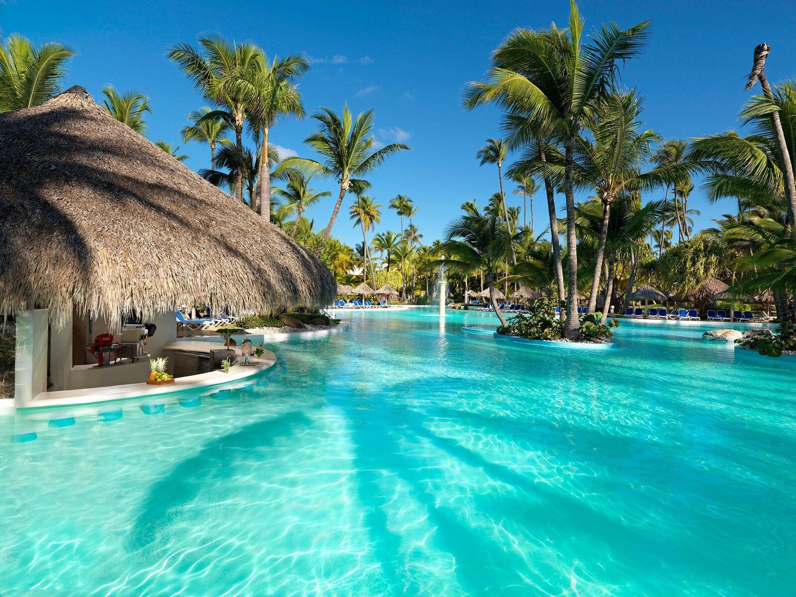 Почивка Доминикана в Melia Caribe Beach Resort poolbar