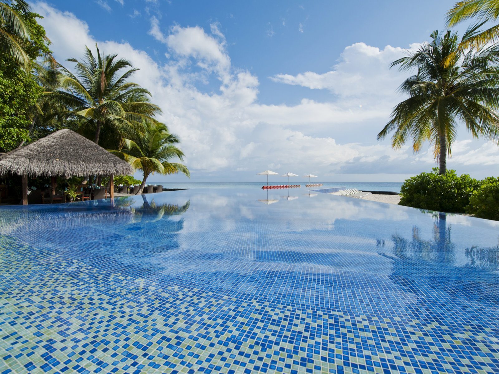 Романтика за двама на инфинити басейна в Kuramathi Resort Малдиви