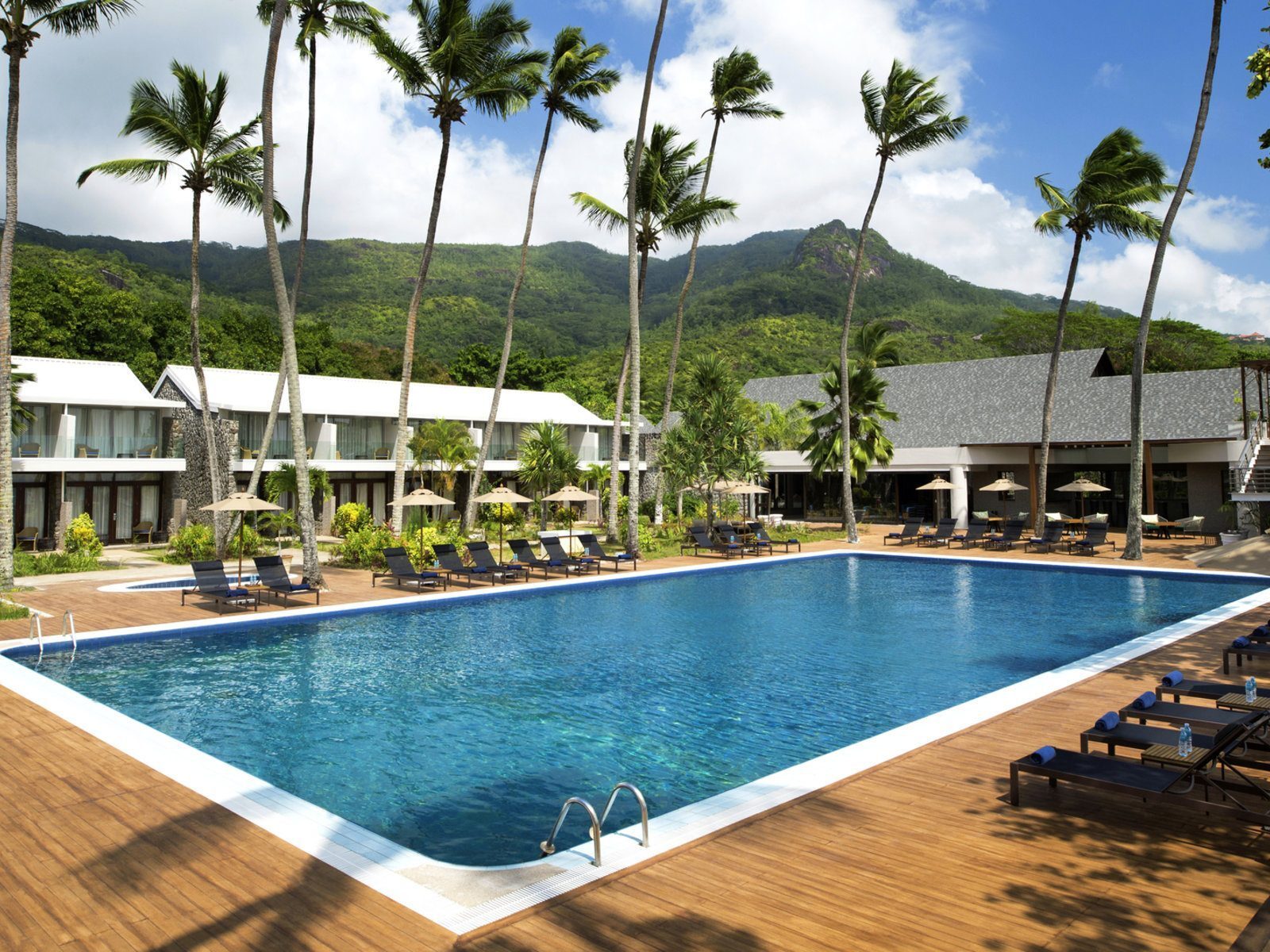 Почивка Сейшелите в Avani Seychelles Barbaron басейн