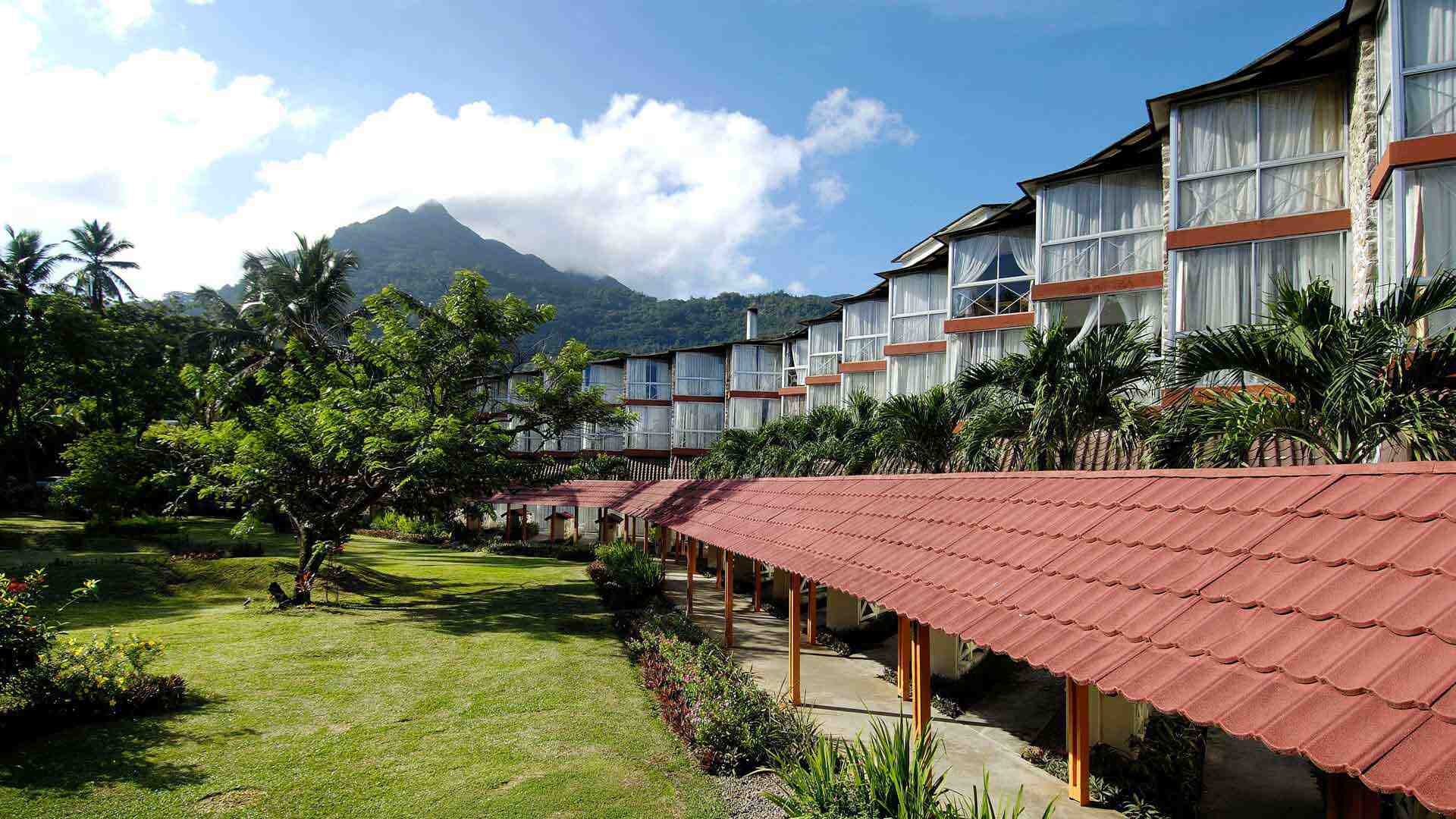 Почивка Сейшели в Berjaya Beau Vallon градина