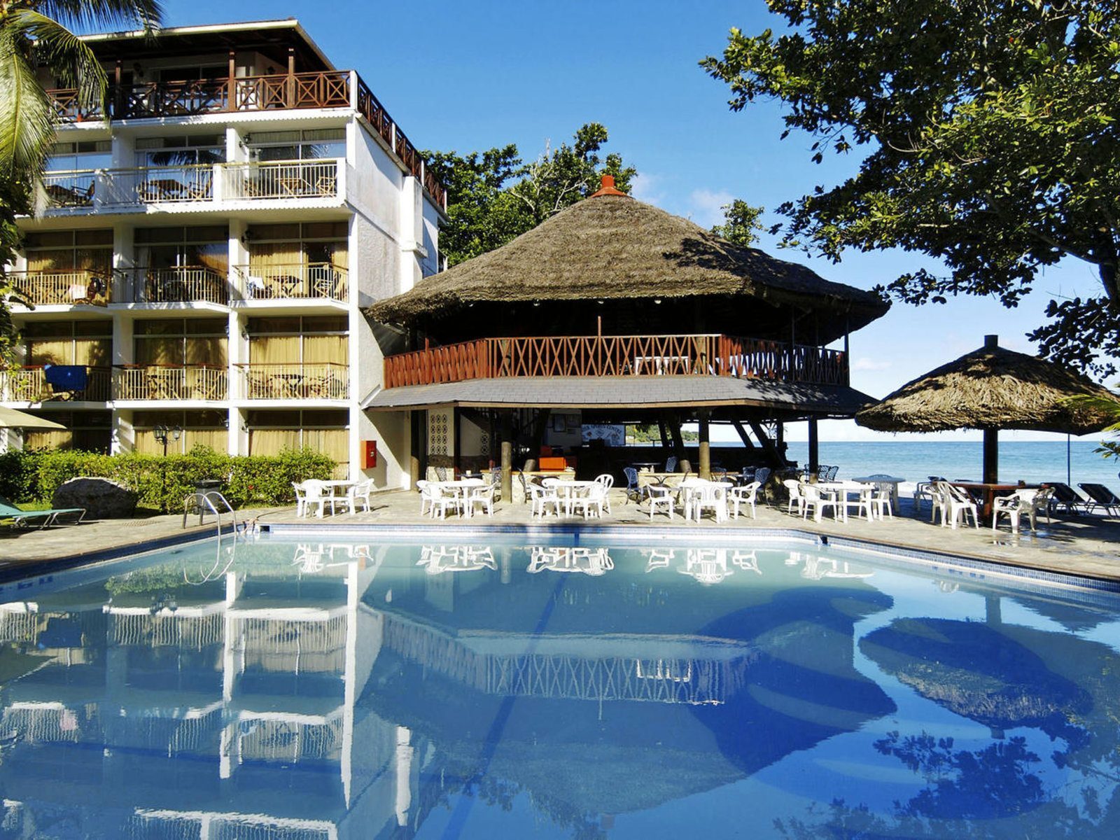 Почивка на Сейшелите в Coral Strand басейн