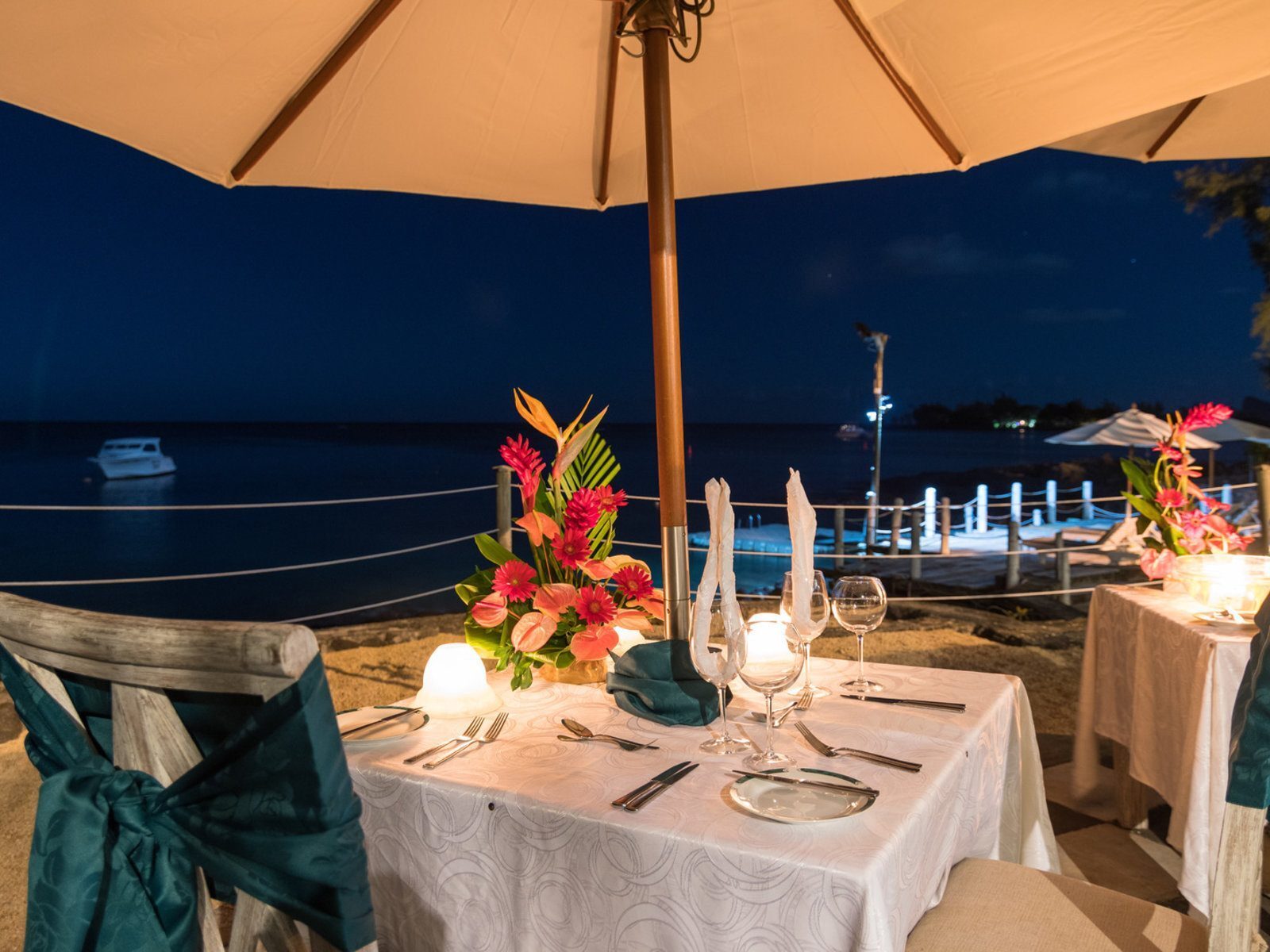 Почивка Мавриций в Hibiscus Boutique Hotel ресторант плаж