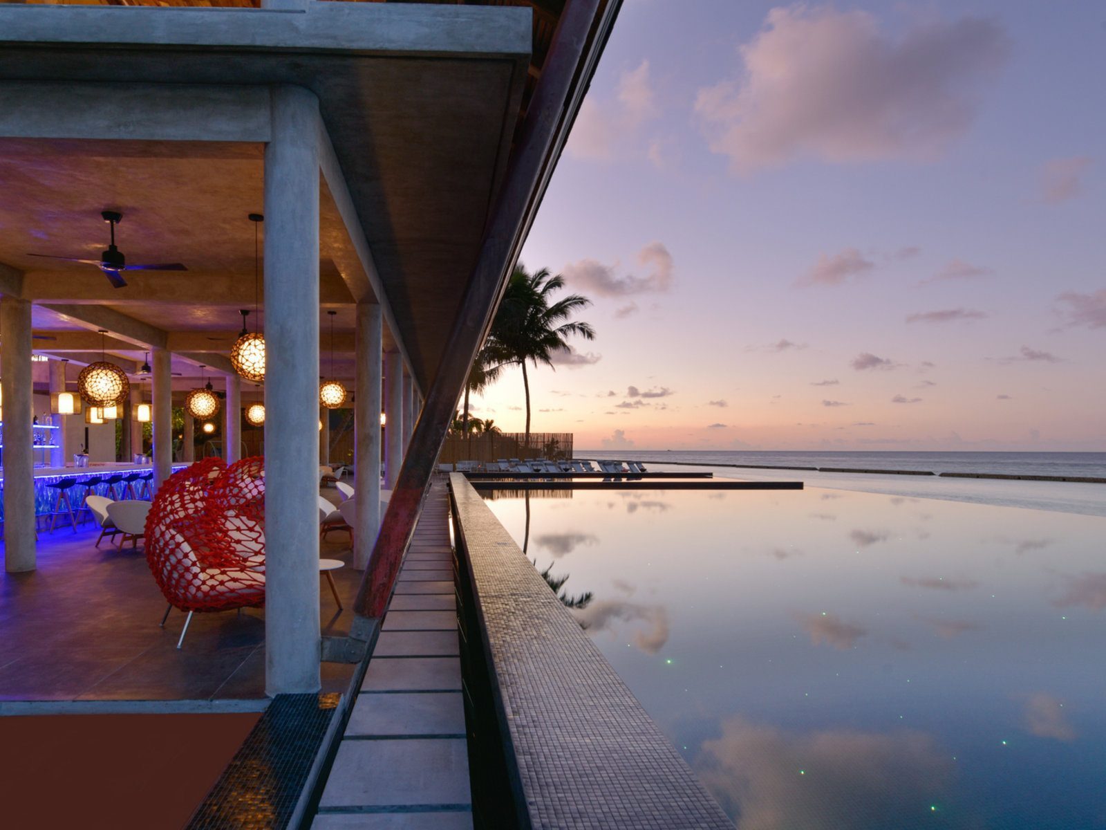 Почивка на лагуна бара в Kuramathi Island Resort Малдиви