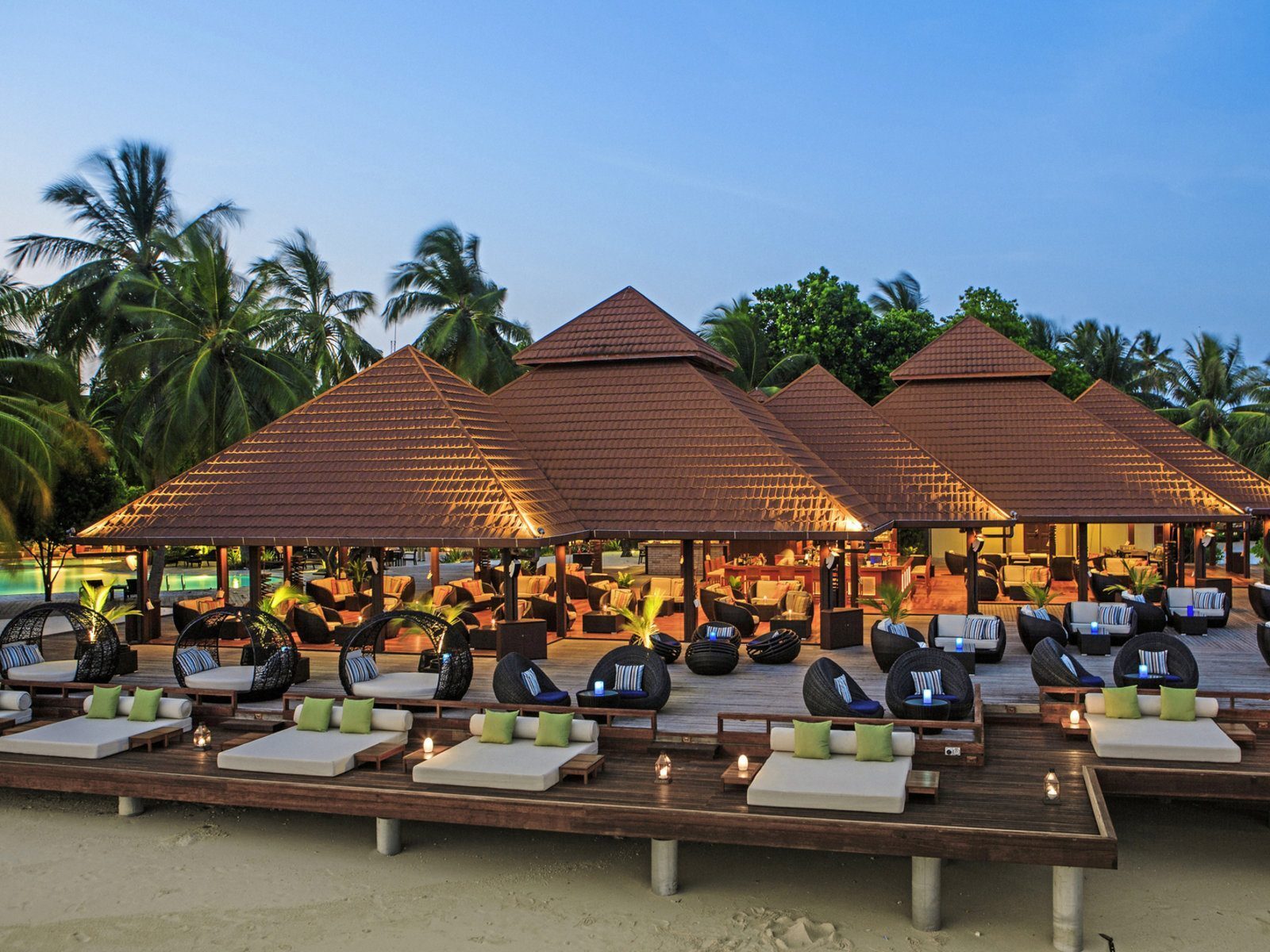 Почивка Малдиви Kurumba restaurant kandu