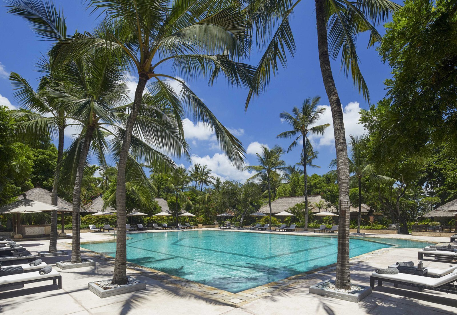 Почивка на Бали в Melia Bali басейн вили