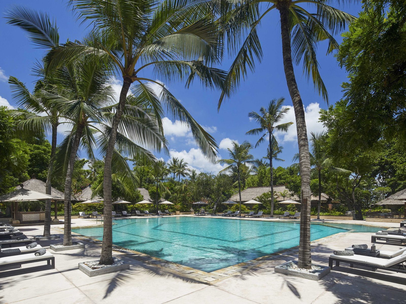 Почивка на Бали в Melia Bali басейн вили