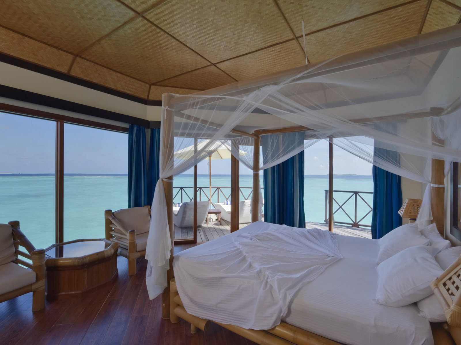 Почивка Малдиви в Thulhagiri Island водно бунгало