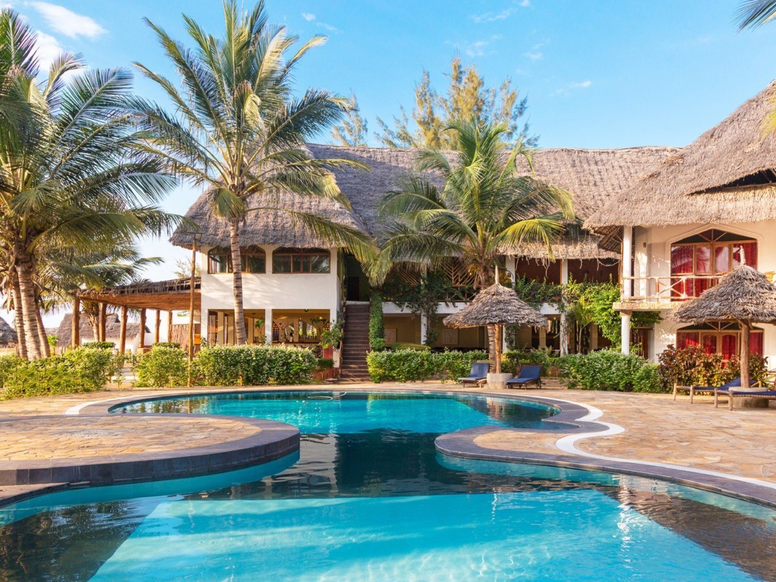 Почивка Занзибар в Waridi Beach Resort and Spa басейн