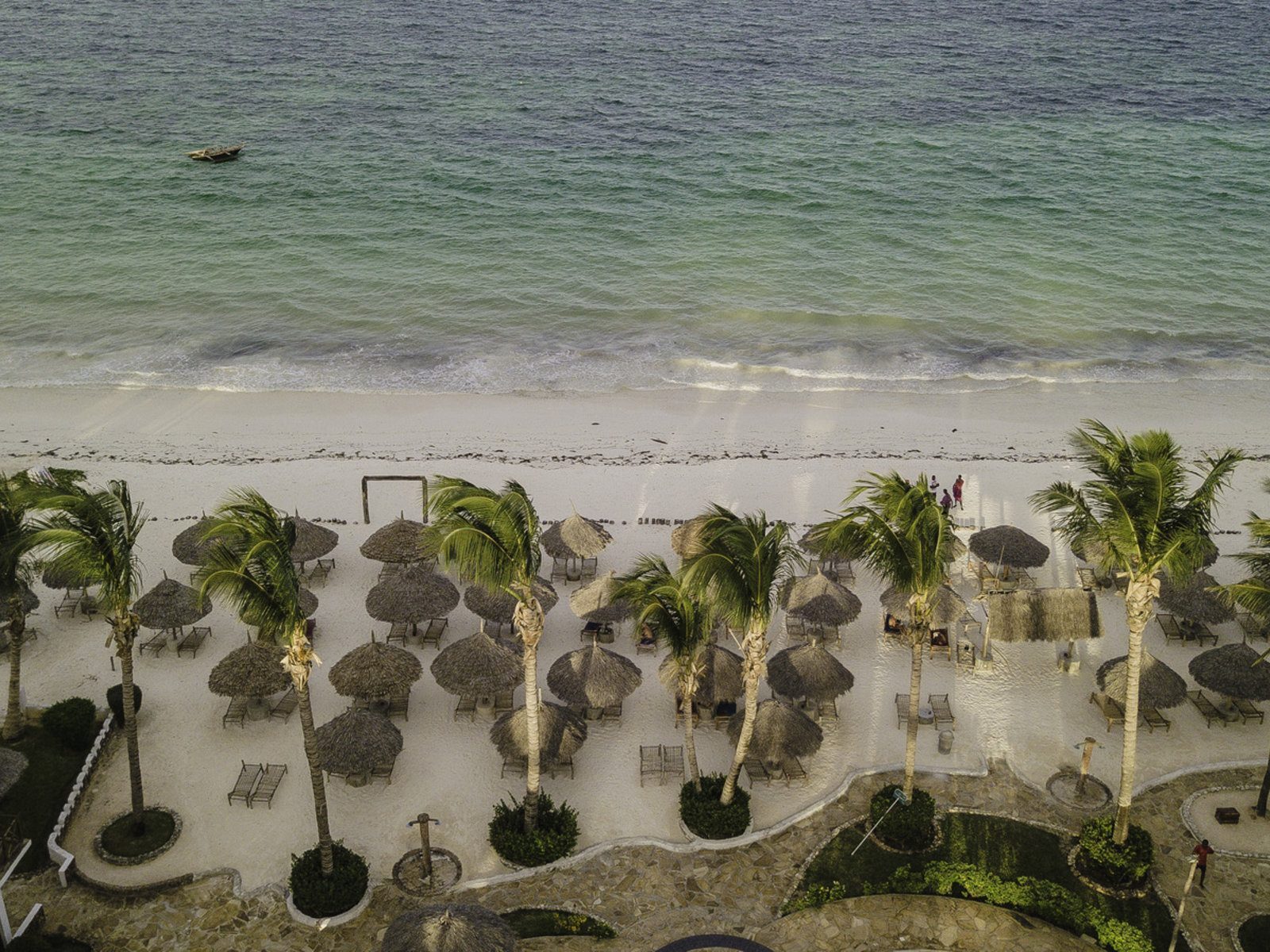 Почивка Занзибар в Waridi Beach Resort and Spa плаж