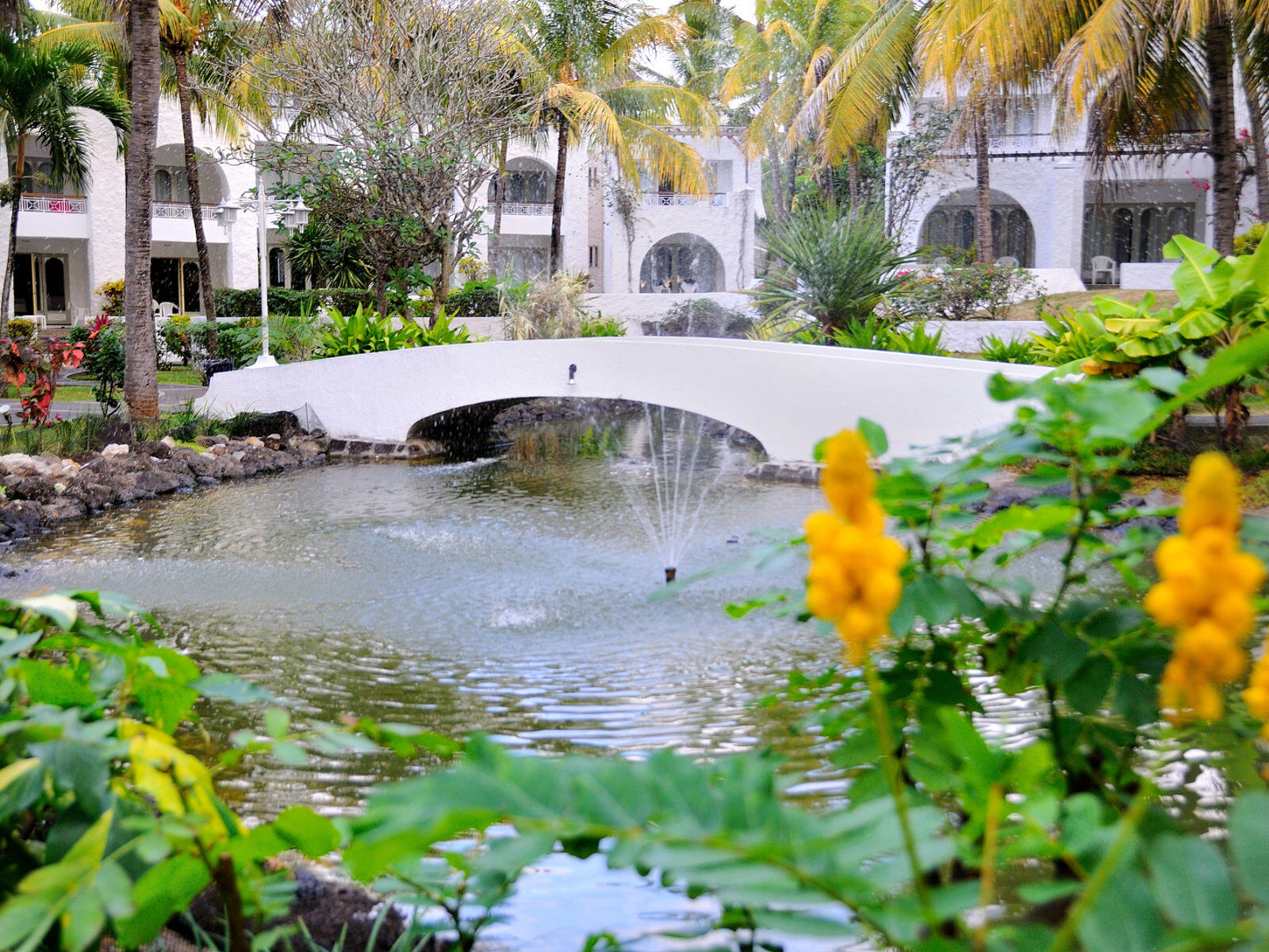 Почивка Мавриций в Casuarina Resort & Spa garden