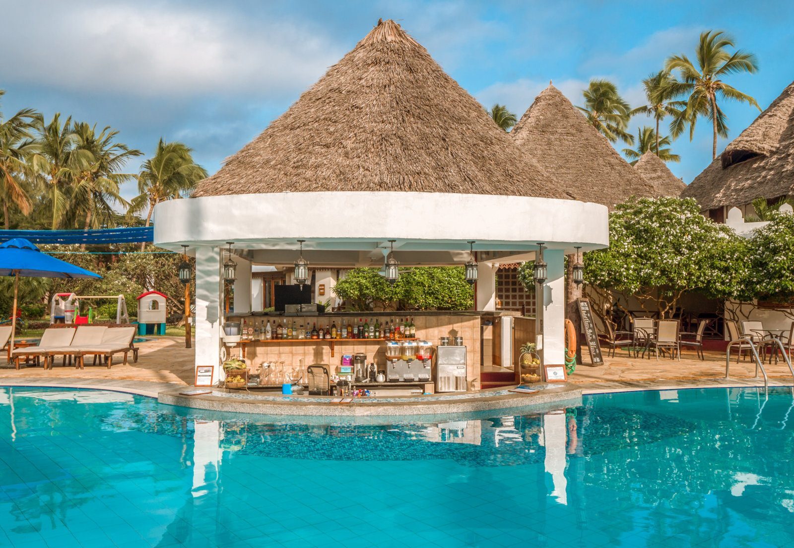 Почивка в Занзибар в Double Tree by Hilton Resort Zanzibar pool bar