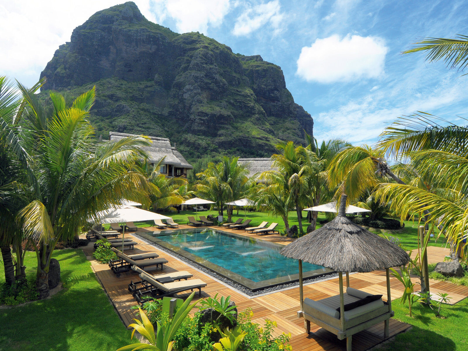 Почивка Мавриций Dinarobin Beachcomber garden pool