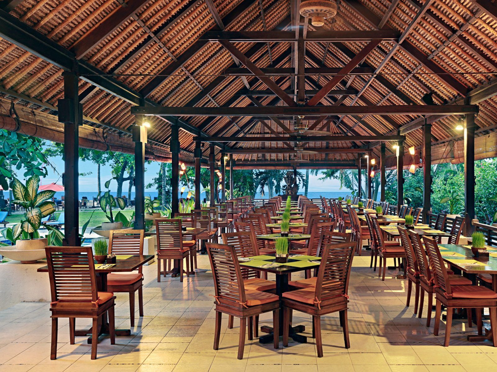 Почивка Бали в Mercure Resort Sanur pandawa restaurant