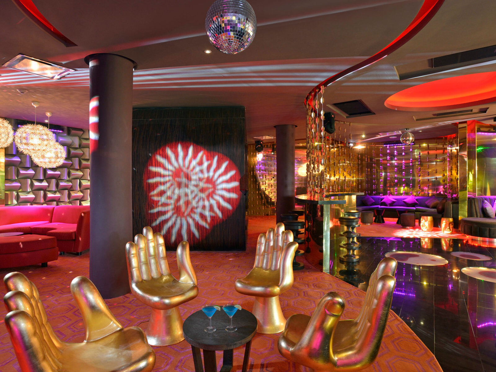 Почивка Доминикана в Paradisus Palma Real Resort red lounge