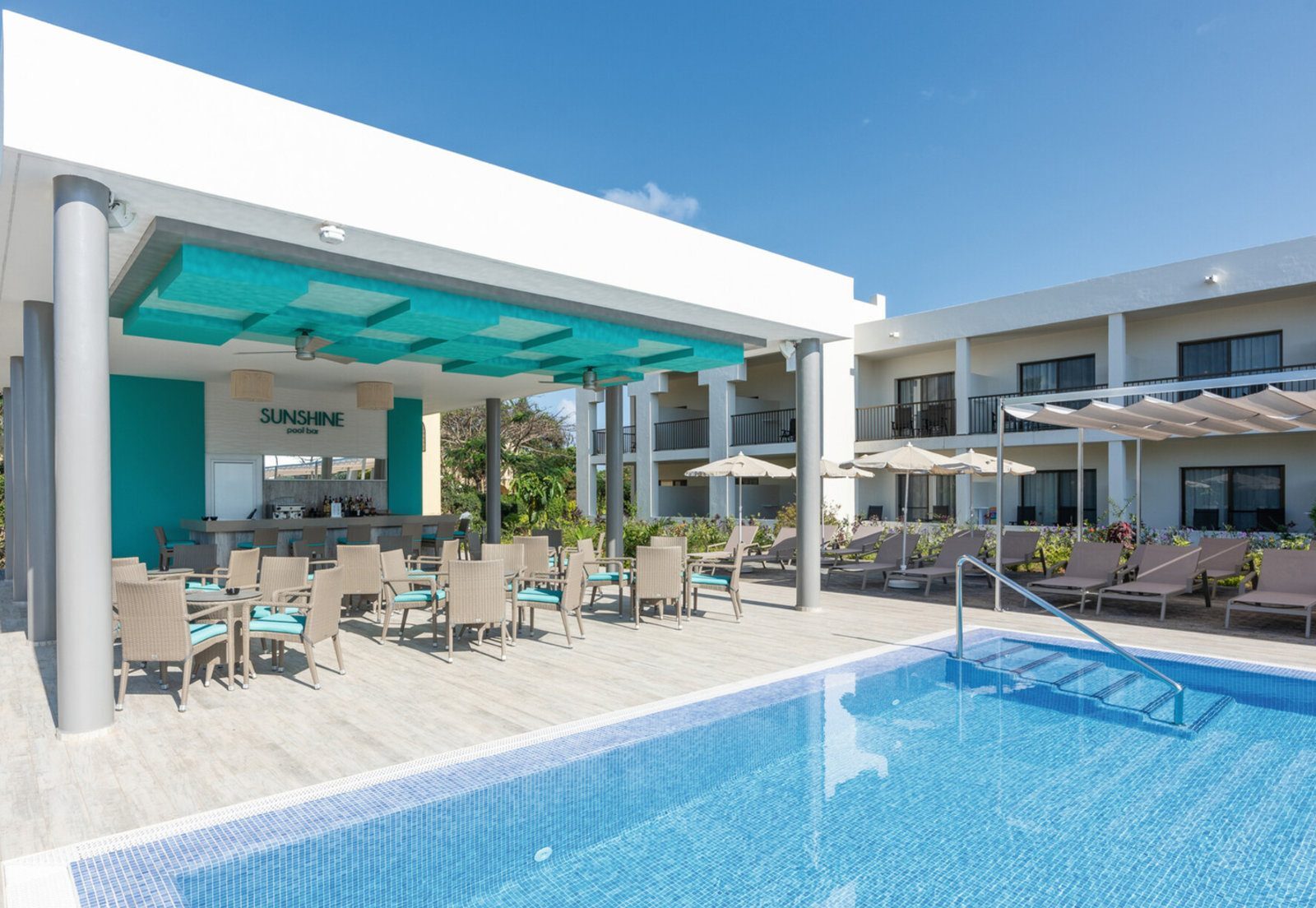 RIU Palace Zanzibar pool bar