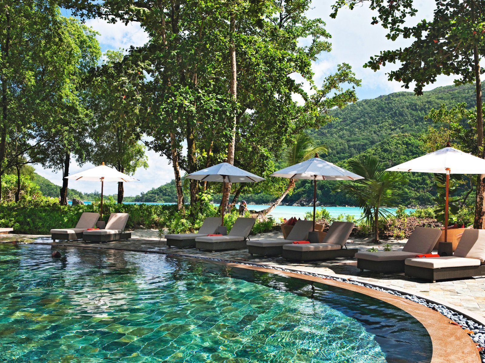 Почивка на Сейшелите в Constance Ephelia Seychelles басейн