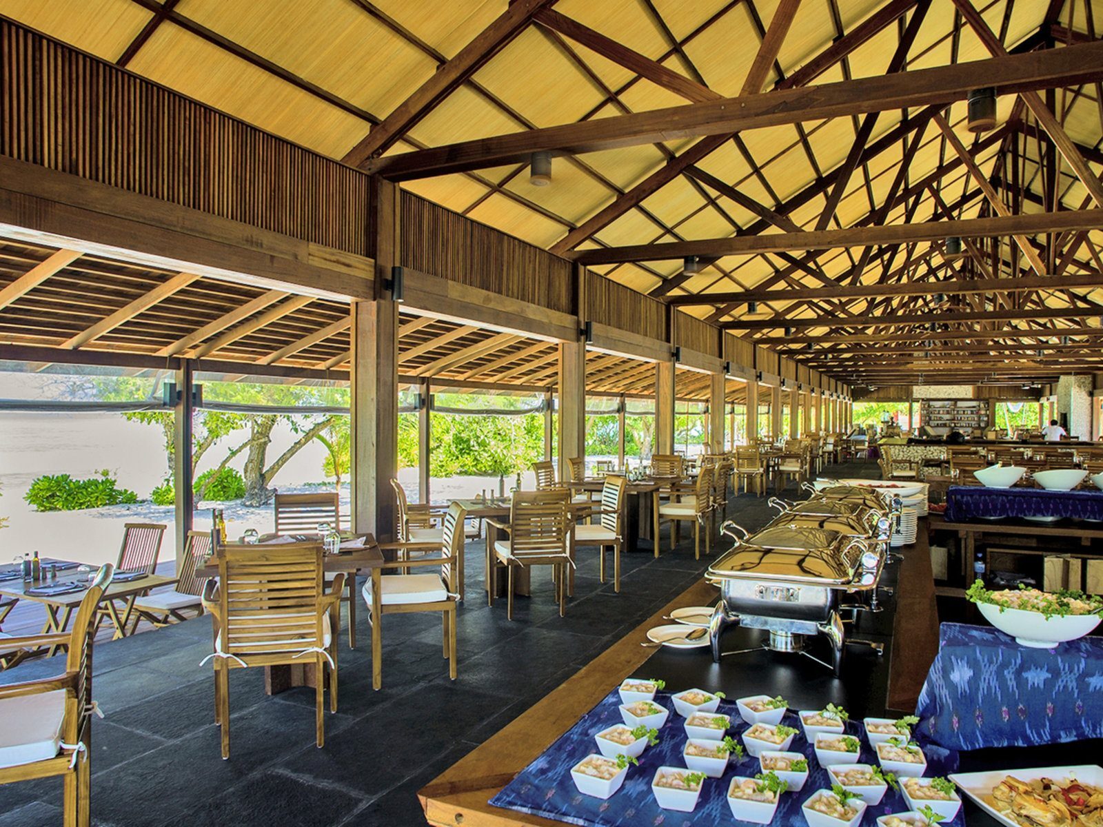 restorant-barefoot-eco-hotel-maldivi