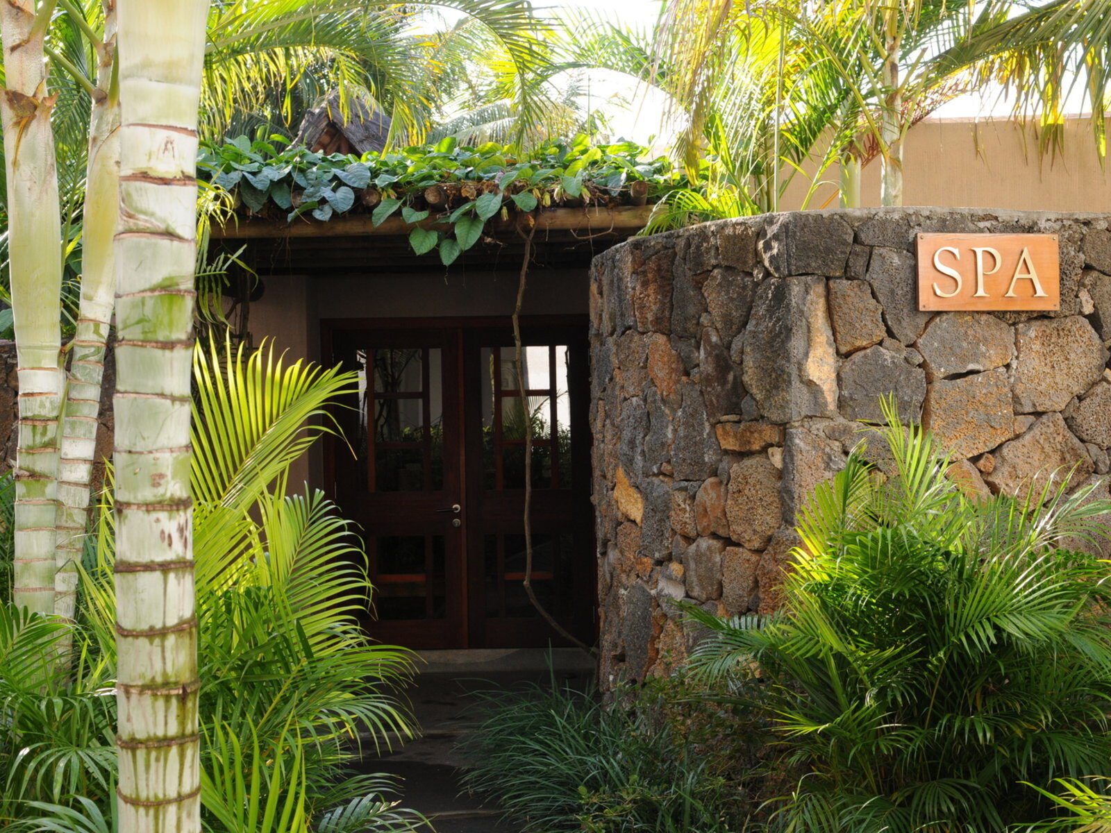 Почивка Мавриций в Casuarina Resort & Spa spa entrance