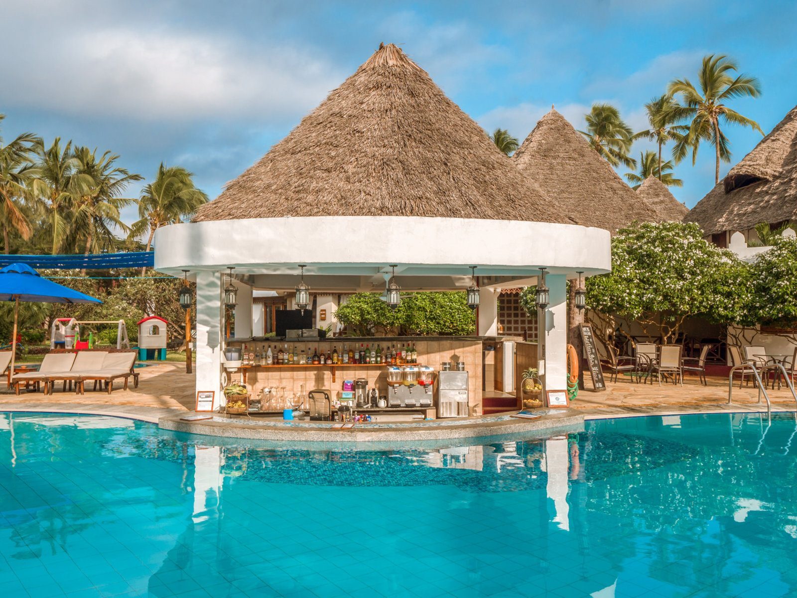 Почивка в Занзибар в Double Tree by Hilton Resort Zanzibar pool bar