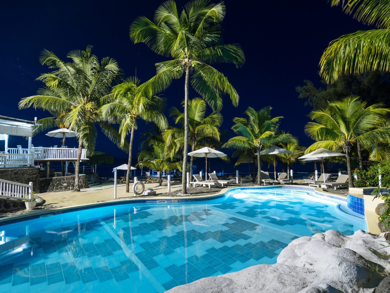 Почивка Мавриций в Hibiscus Boutique Hotel басейн нощем