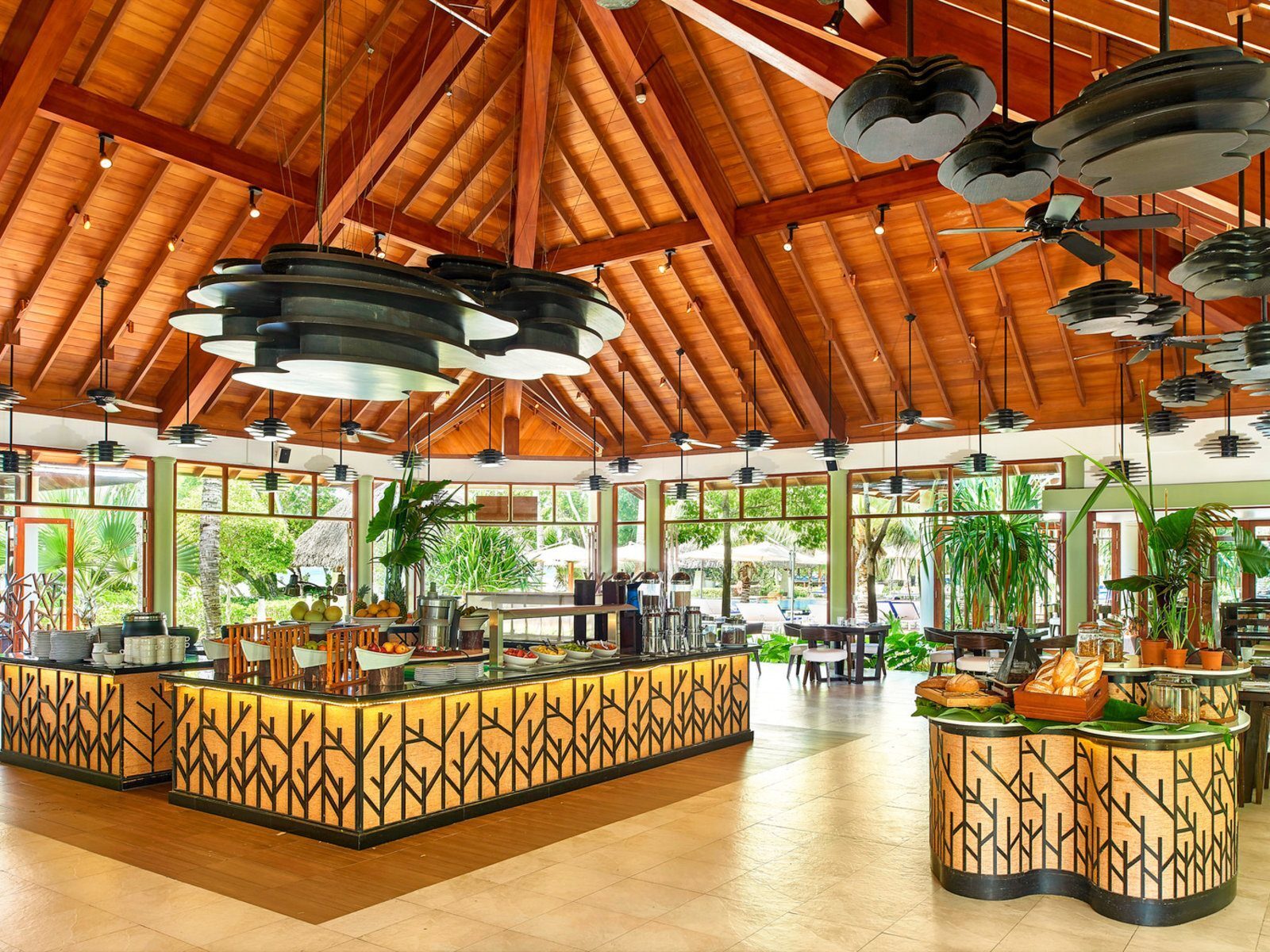 Почивка Сейшелите в Hilton Seychelles Labriz Resort & Spa кафе