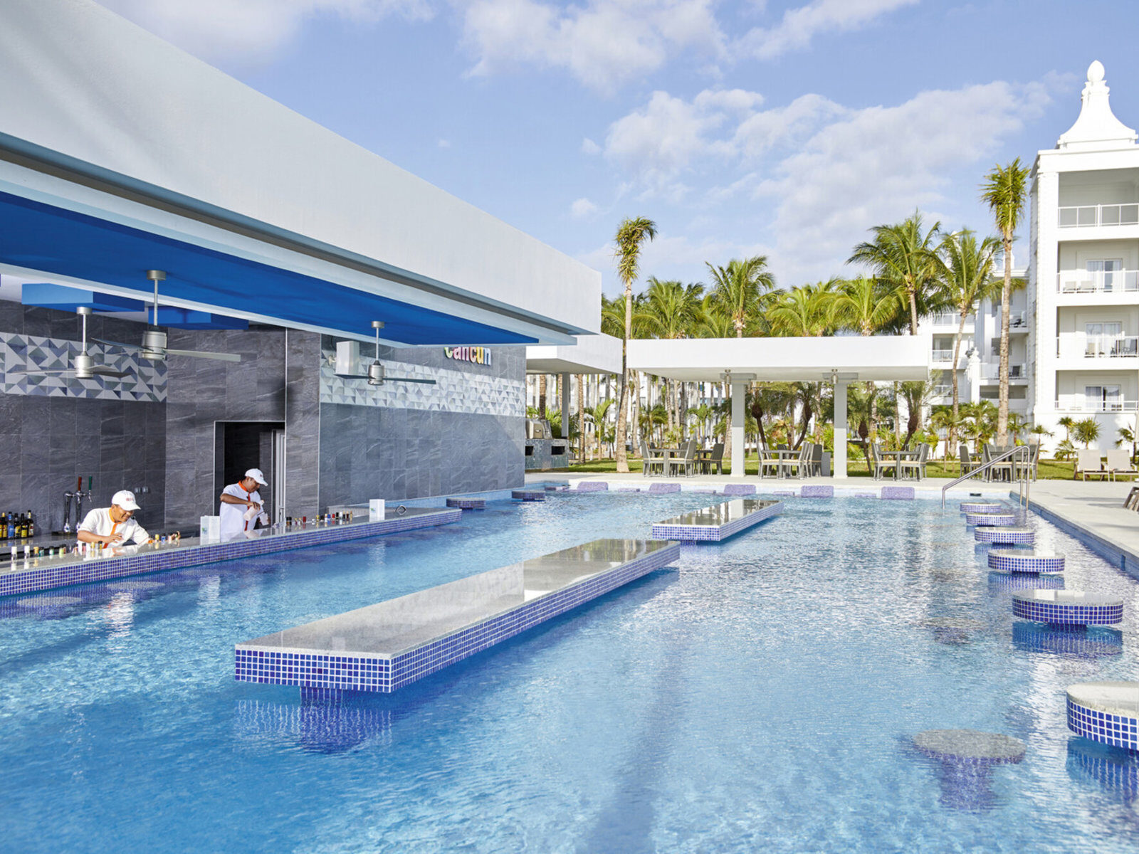 Почивки Мексико в RIU Palace Riviera Maya pool bar