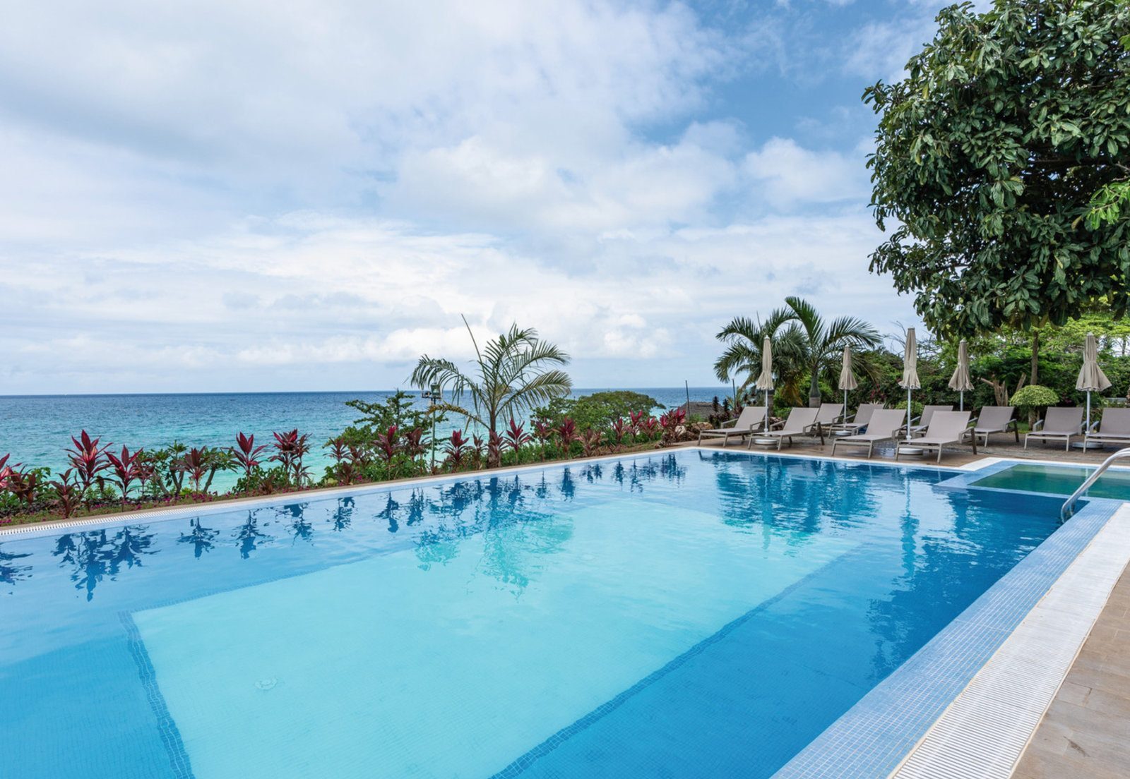 RIU Palace Zanzibar chill-out pool