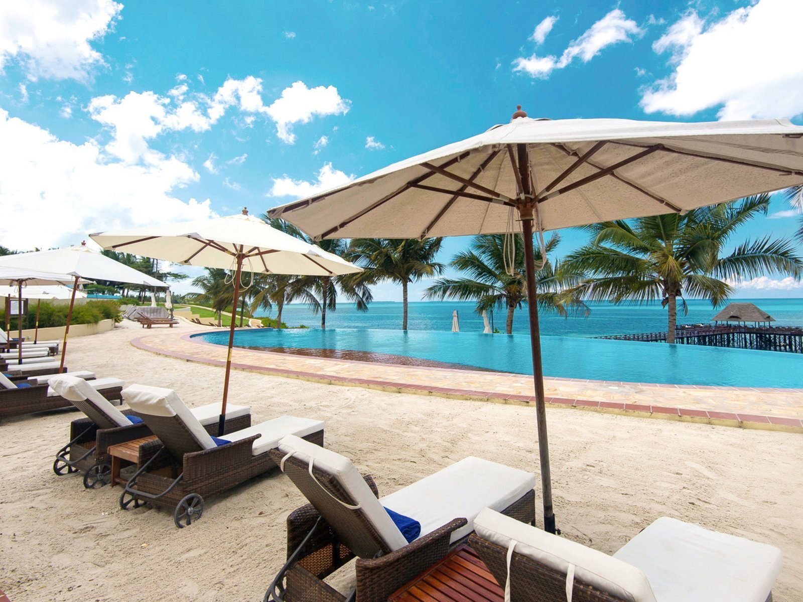 Почивка Занзибар в Sea Cliff Resort басейн инфинити