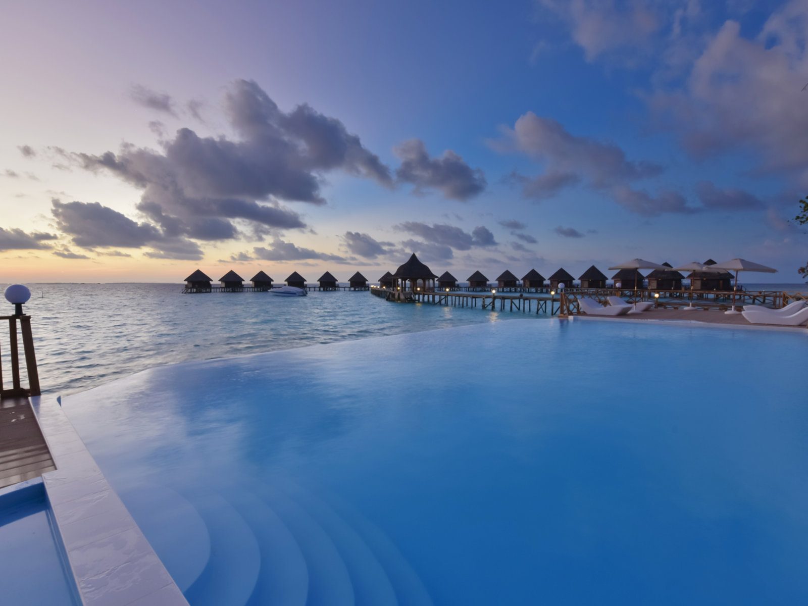 Почивка Малдиви в Thulhagiri Island водни вили