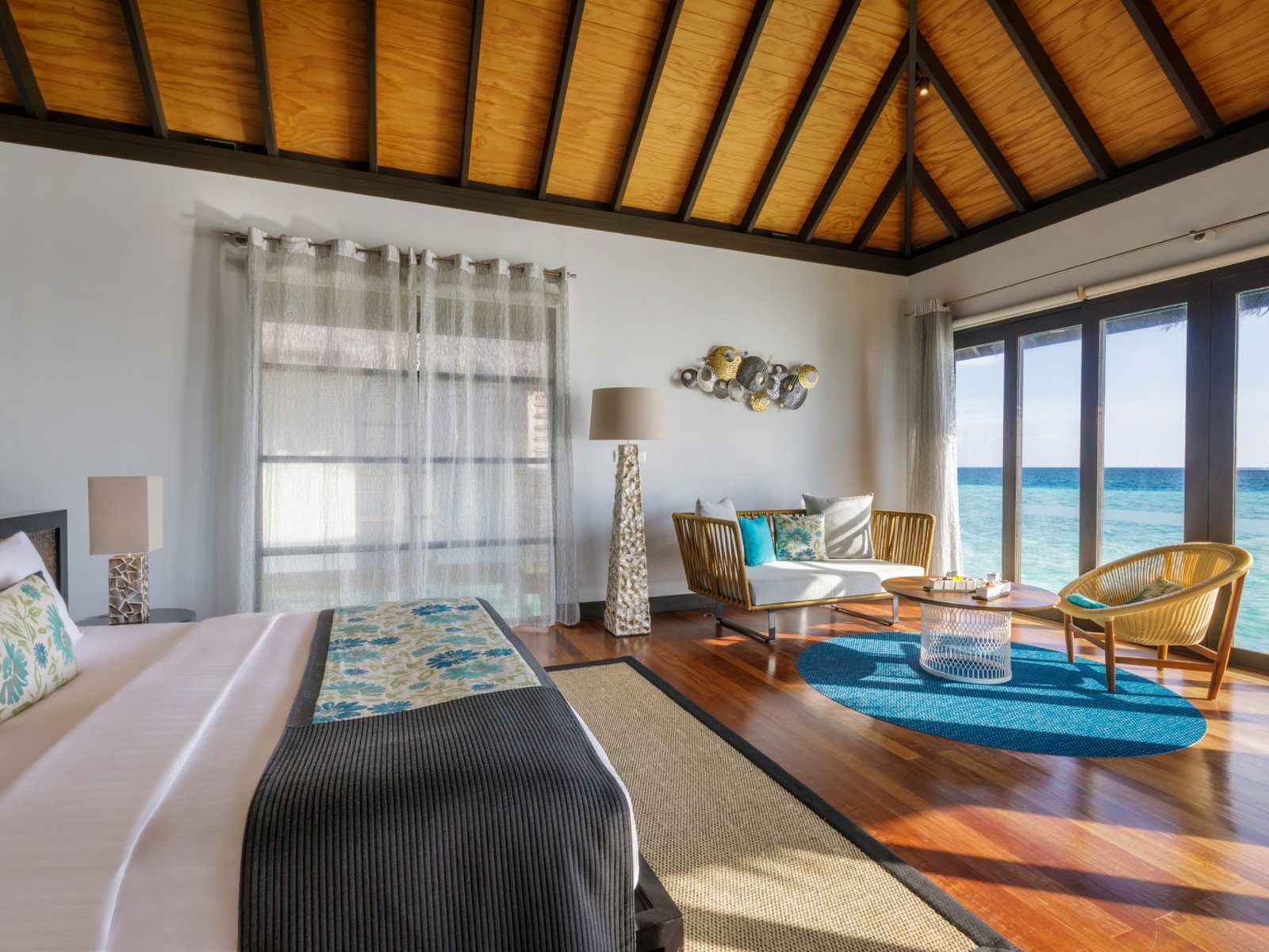 Почивка Малдиви във Velassaru вила с басейн