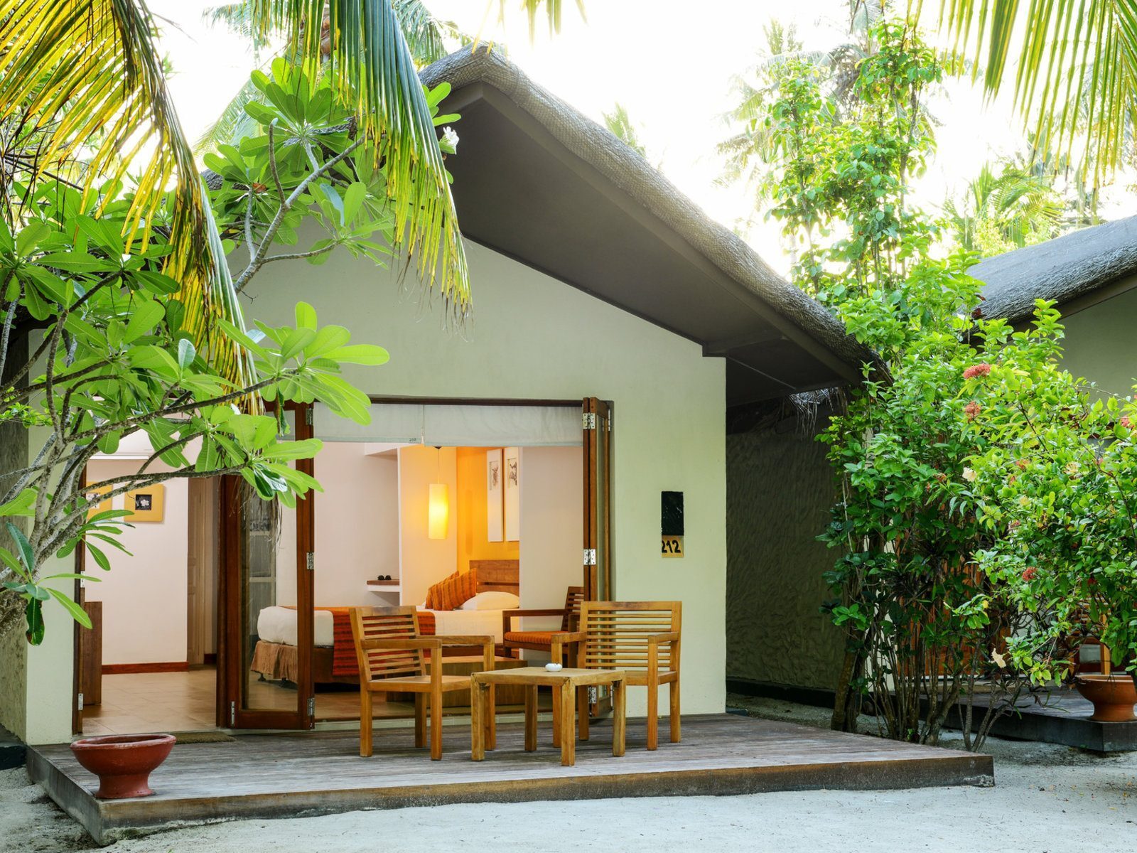 Почивка Малдиви в Adaaran Hudhuranfushi deluxe beach villa