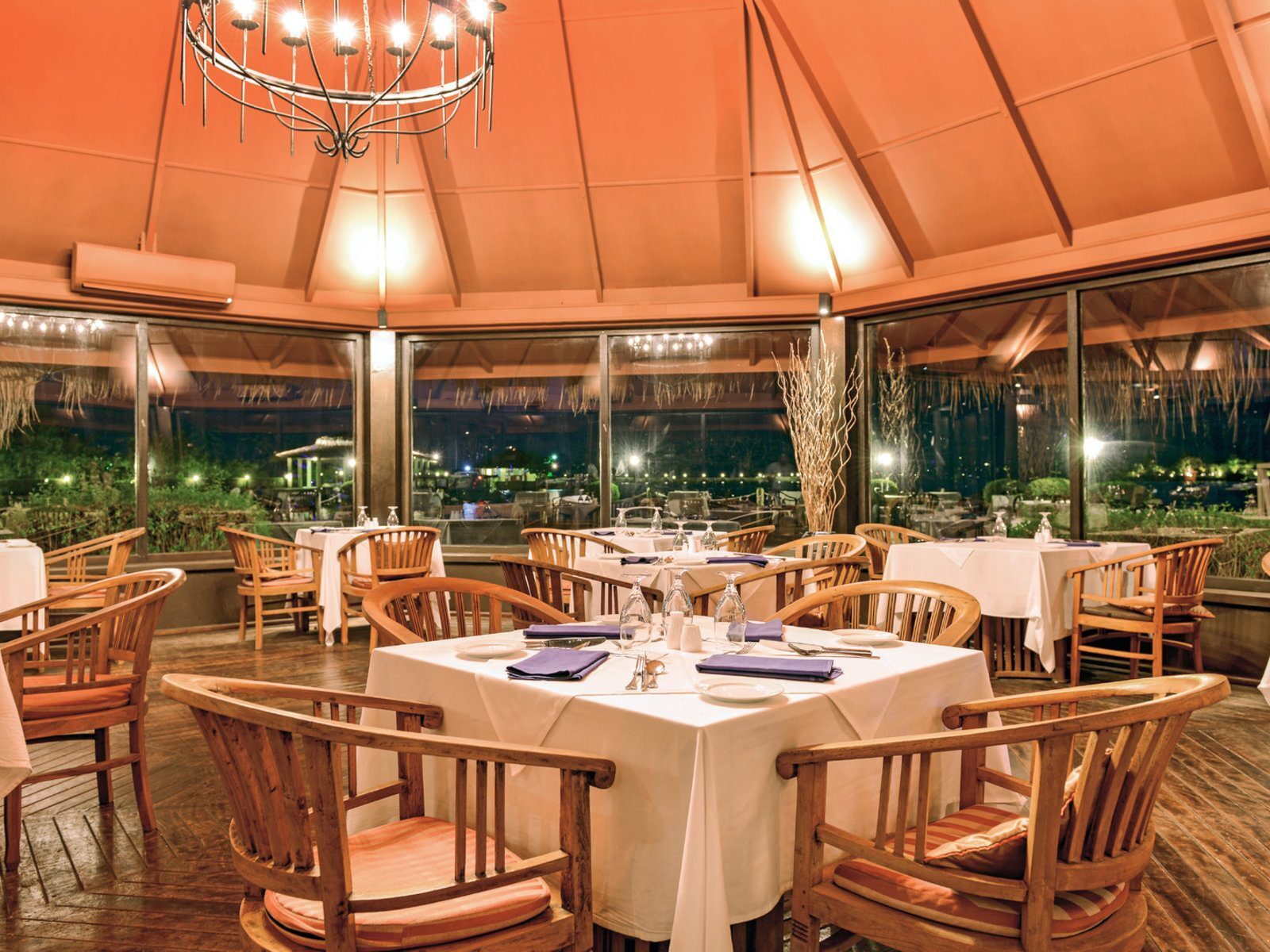 Почивка Малдиви в Adaaran Hudhuranfushi restaurant