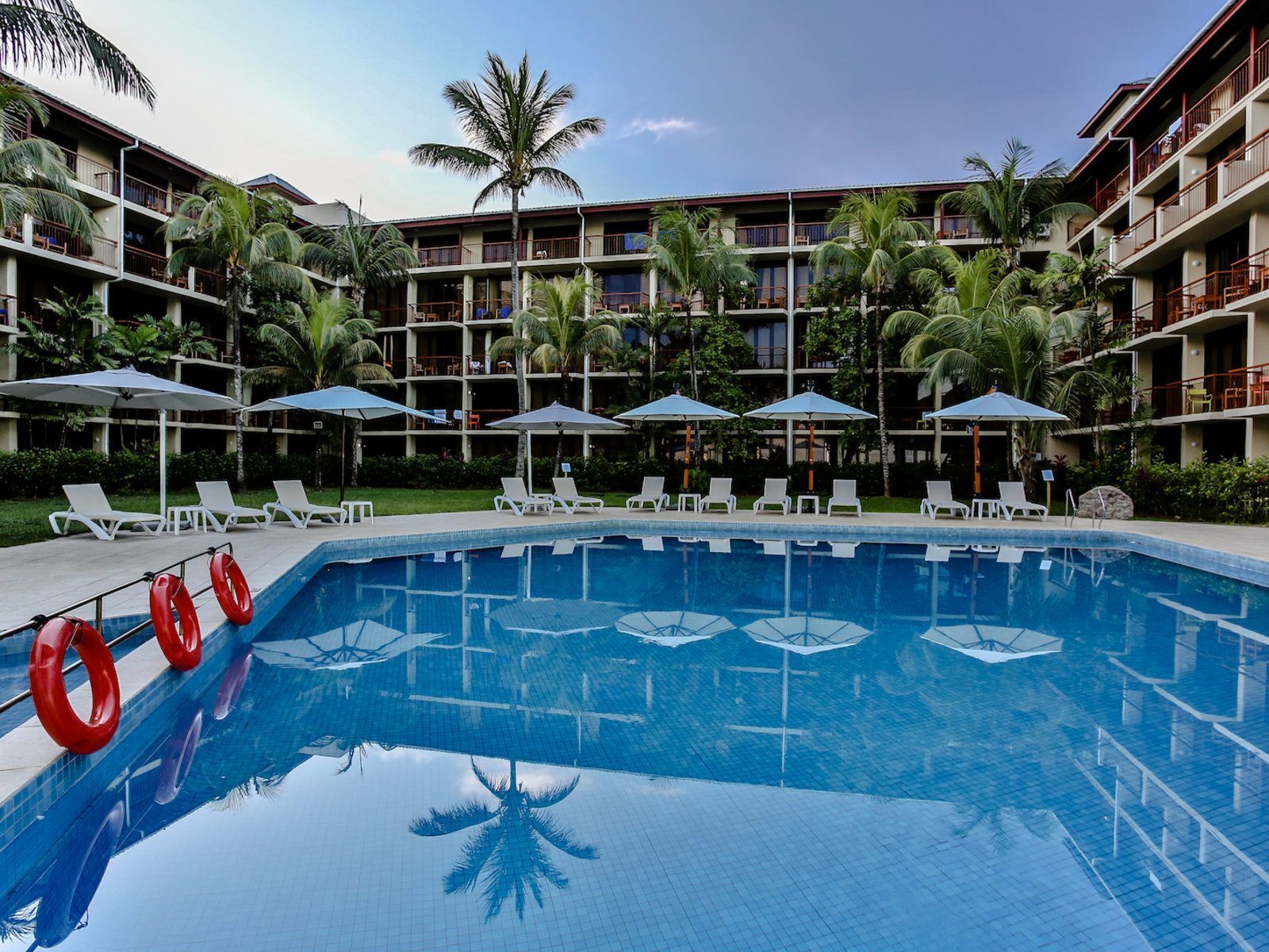 Почивка на Сейшелите в Coral Strand басейн