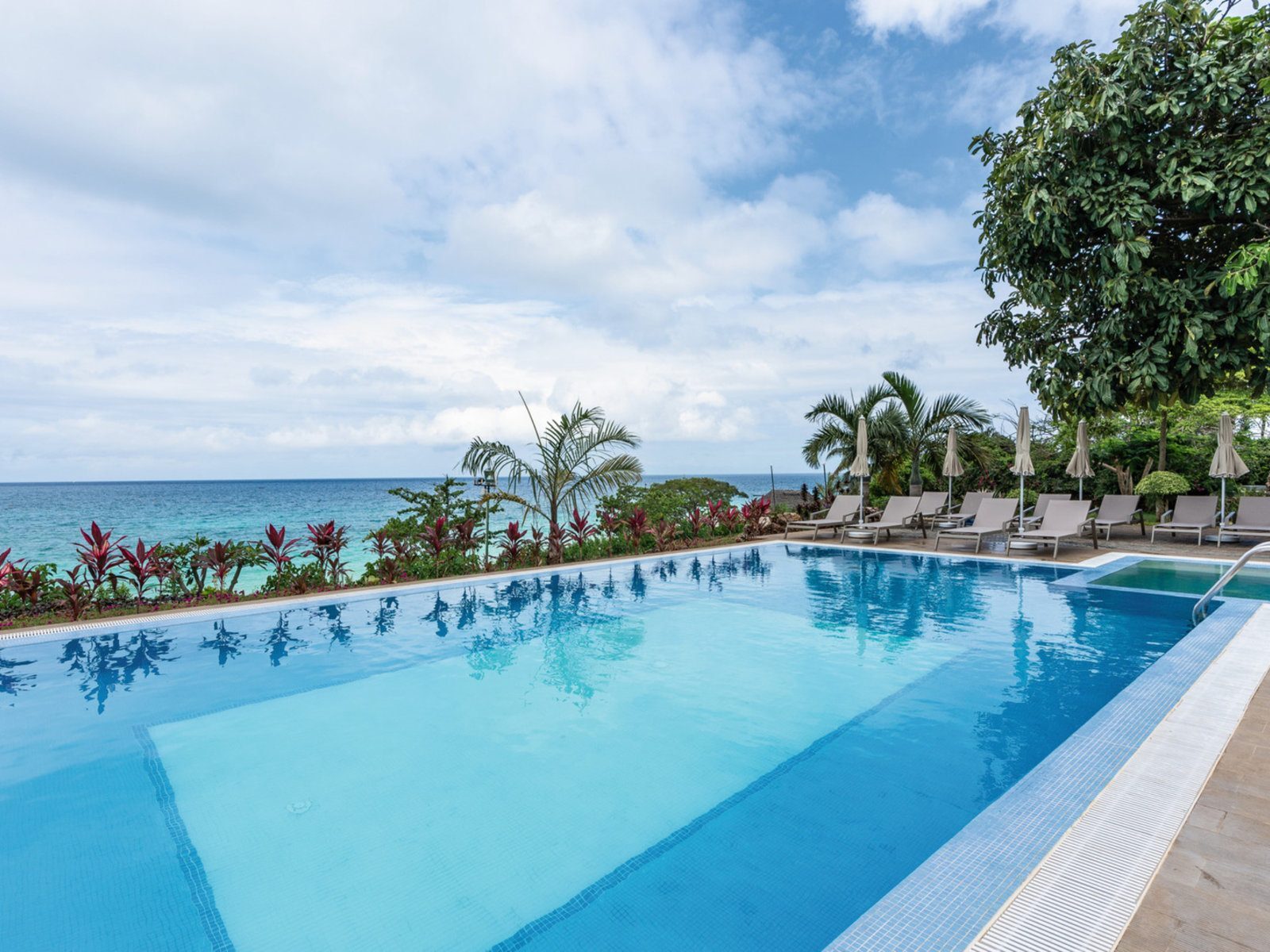 RIU Palace Zanzibar chill-out pool