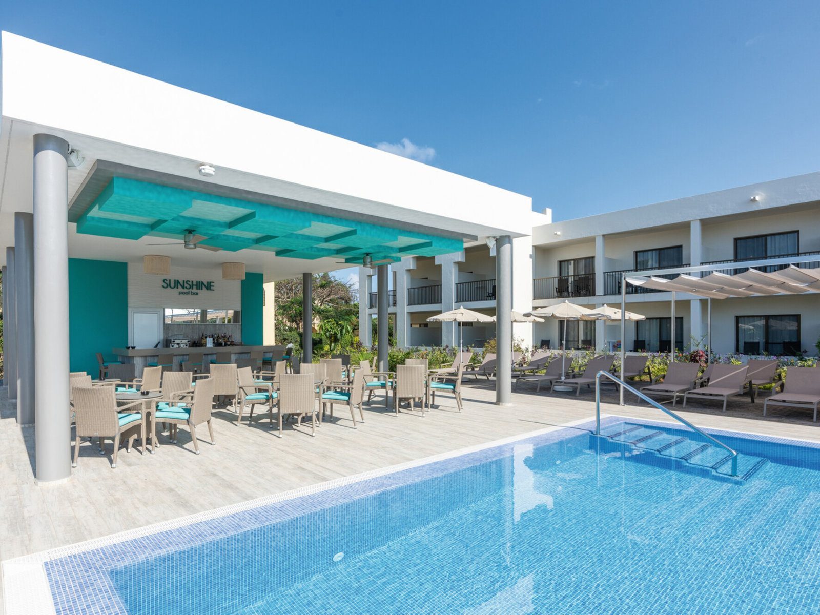 RIU Palace Zanzibar pool bar