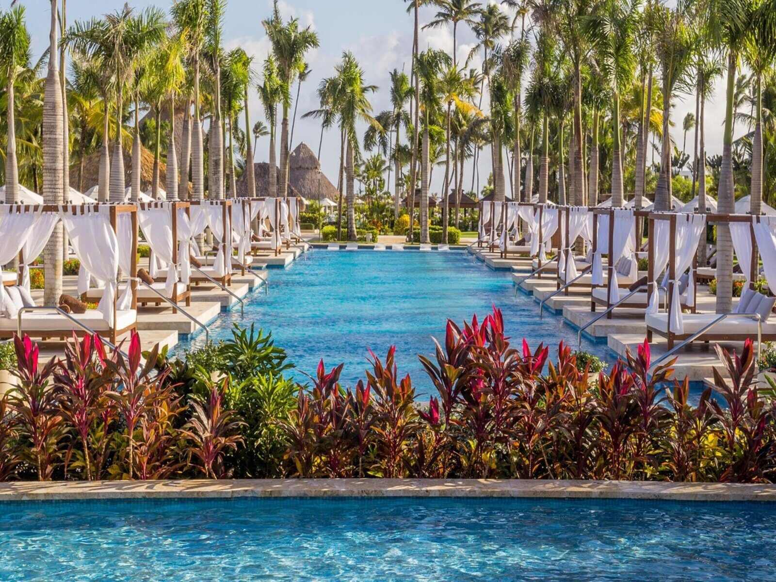 Почивка Доминикана в Secrets Royal Beach Punta Cana pool