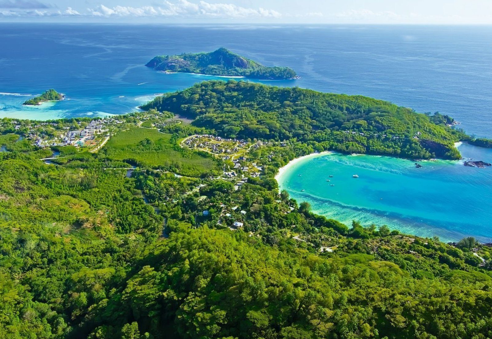 Почивка на Сейшелите в Constance Ephelia Seychelles плажове