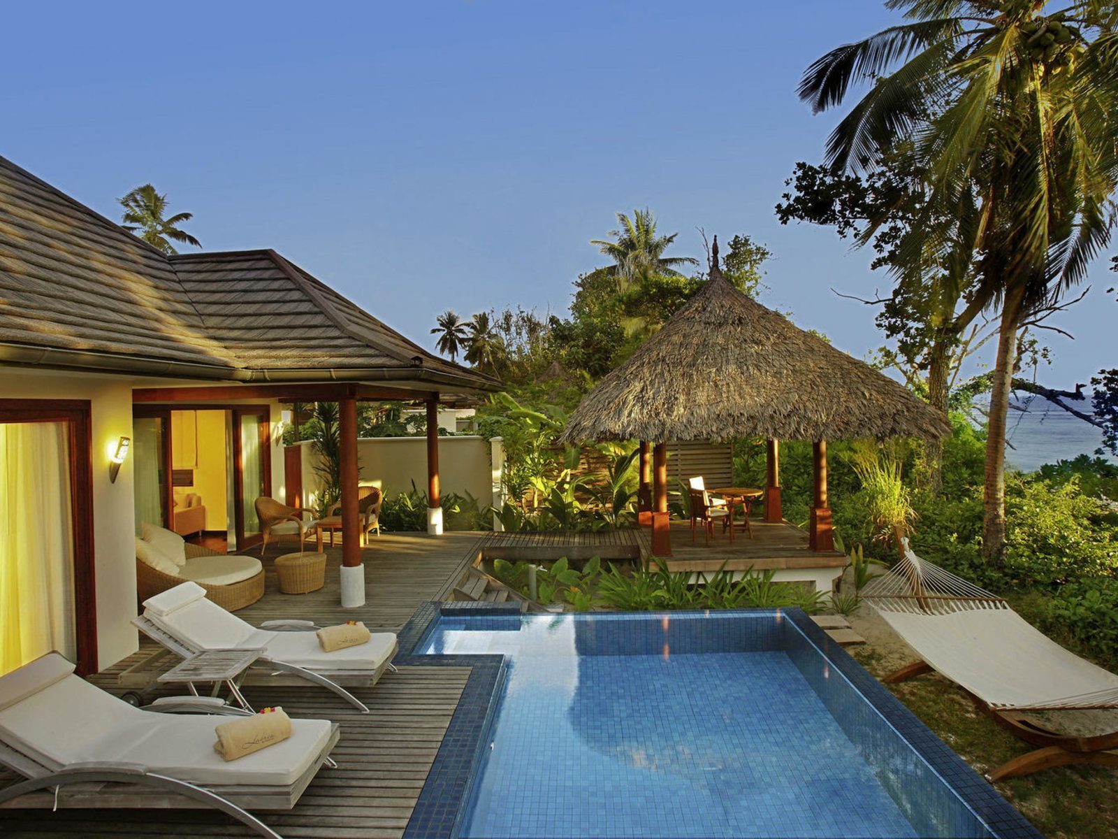 Почивка Сейшелите в Hilton Seychelles Labriz Resort & Spa вила на плажа с басейн