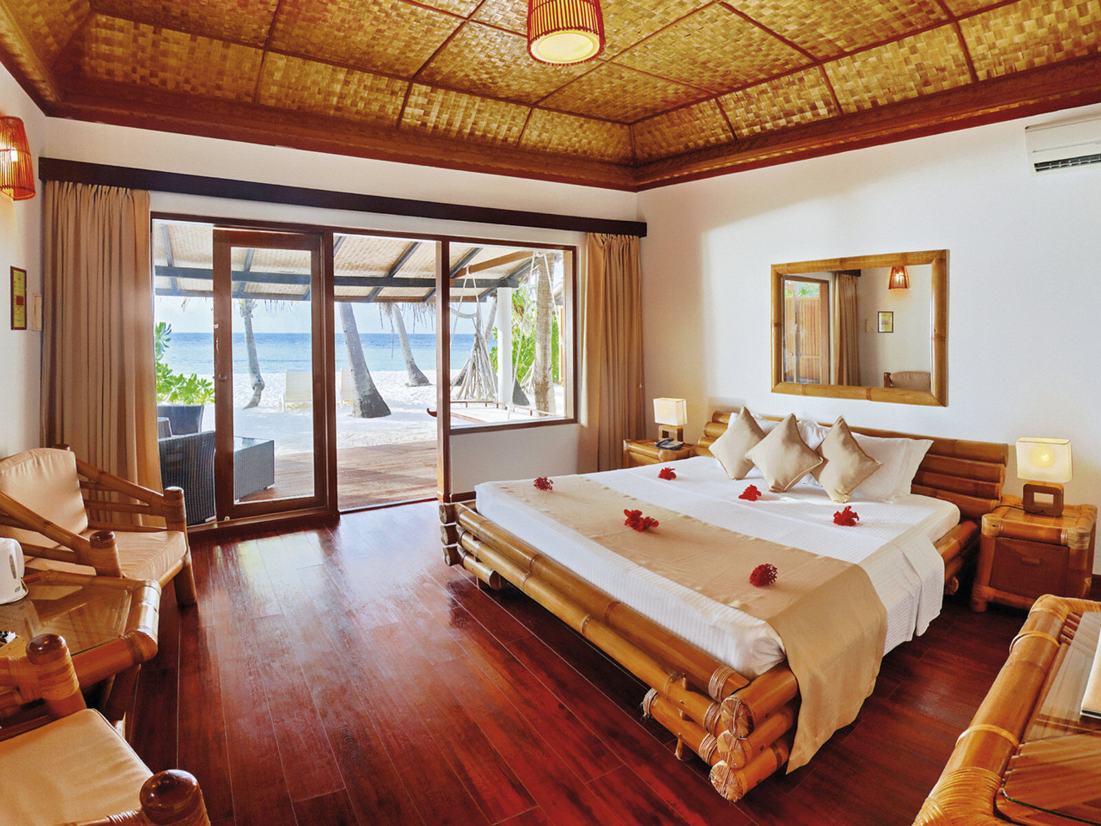 Почивка Малдиви в Angaga Resort beach bungalow
