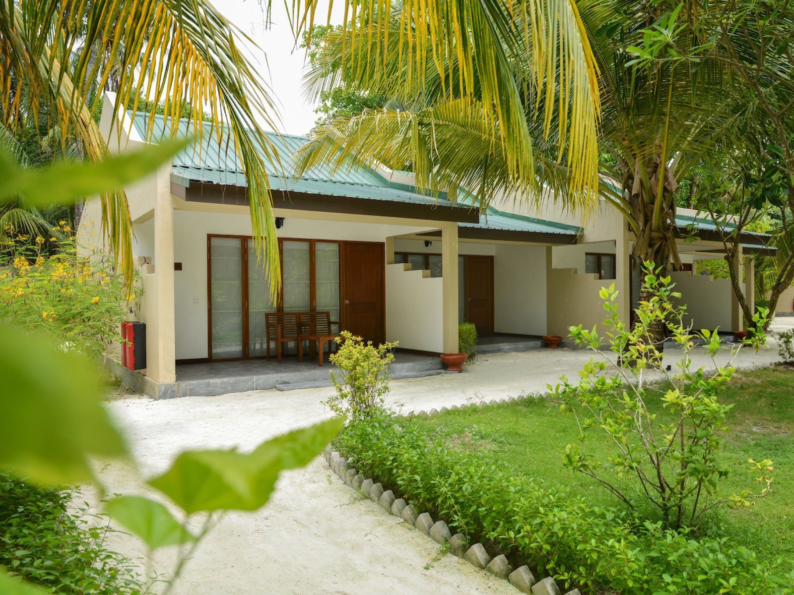 Почивка Малдиви в Adaaran Hudhuranfushi garden villa outside