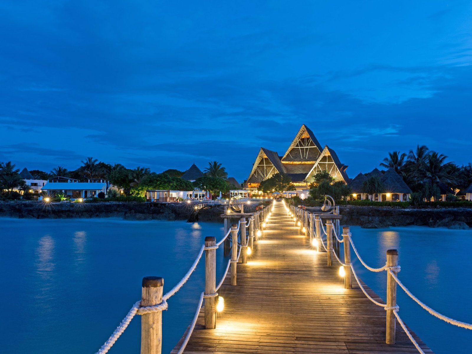 Почивка в Занзибар в Essque Zalu Zanzibar by night