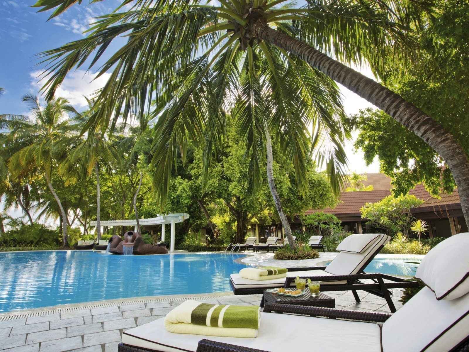 Почивка Малдиви Kurumba pool
