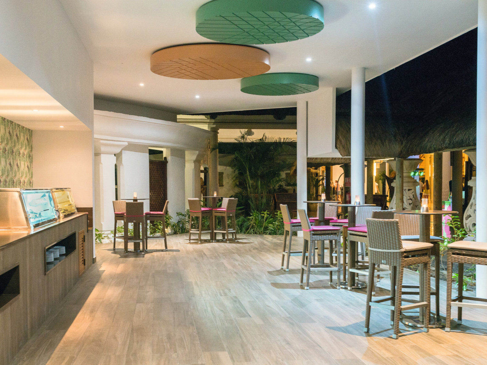 Почивка Мавриций RIU Creole bar