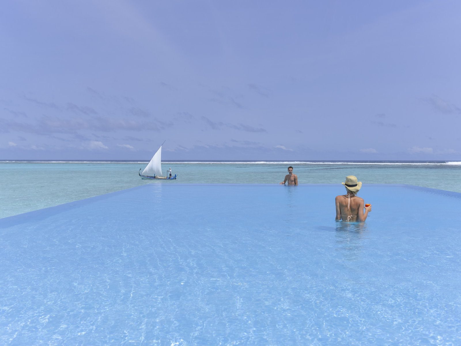 Почивка Малдиви в Summer Island Maldives infinity pool