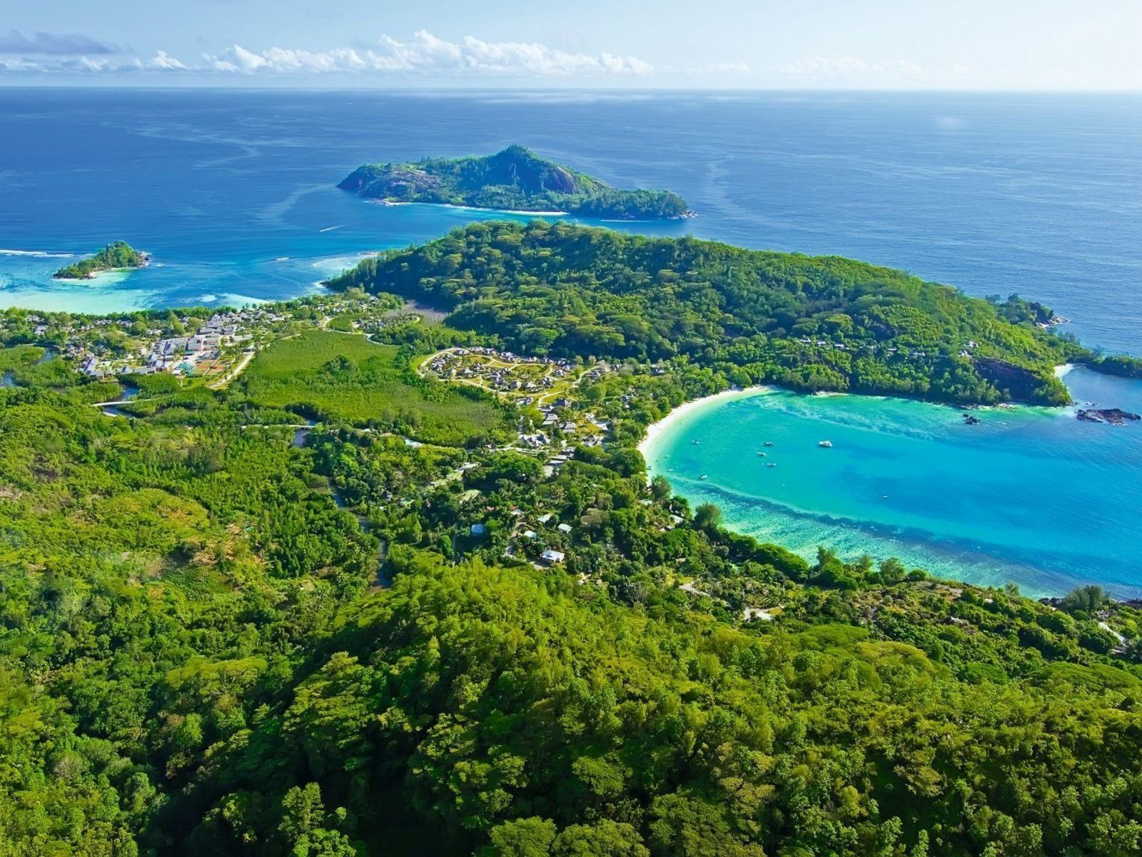 Почивка на Сейшелите в Constance Ephelia Seychelles плажове