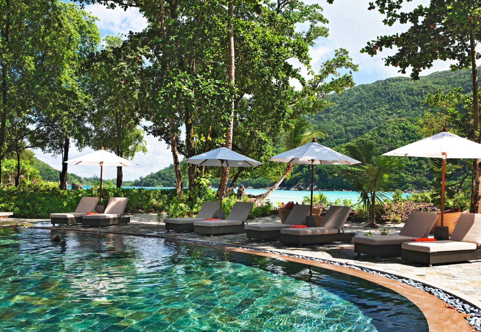 Почивка на Сейшелите в Constance Ephelia Seychelles басейн
